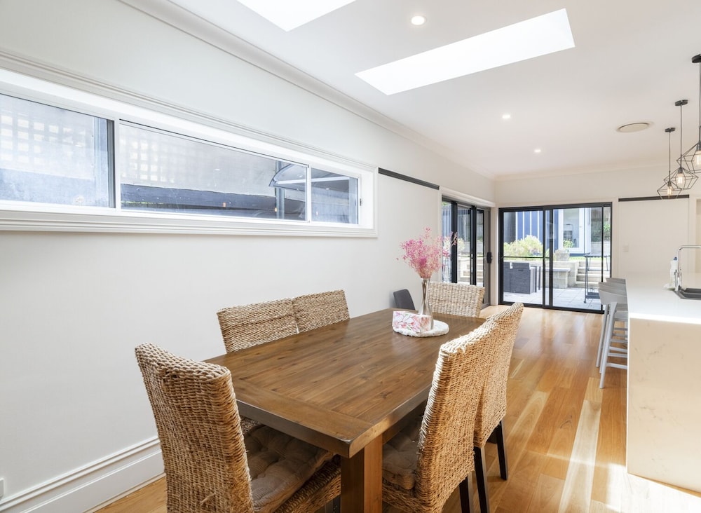 KozyGuru | Rose Bay | 3BR Steps to Beach + Parking photo 5