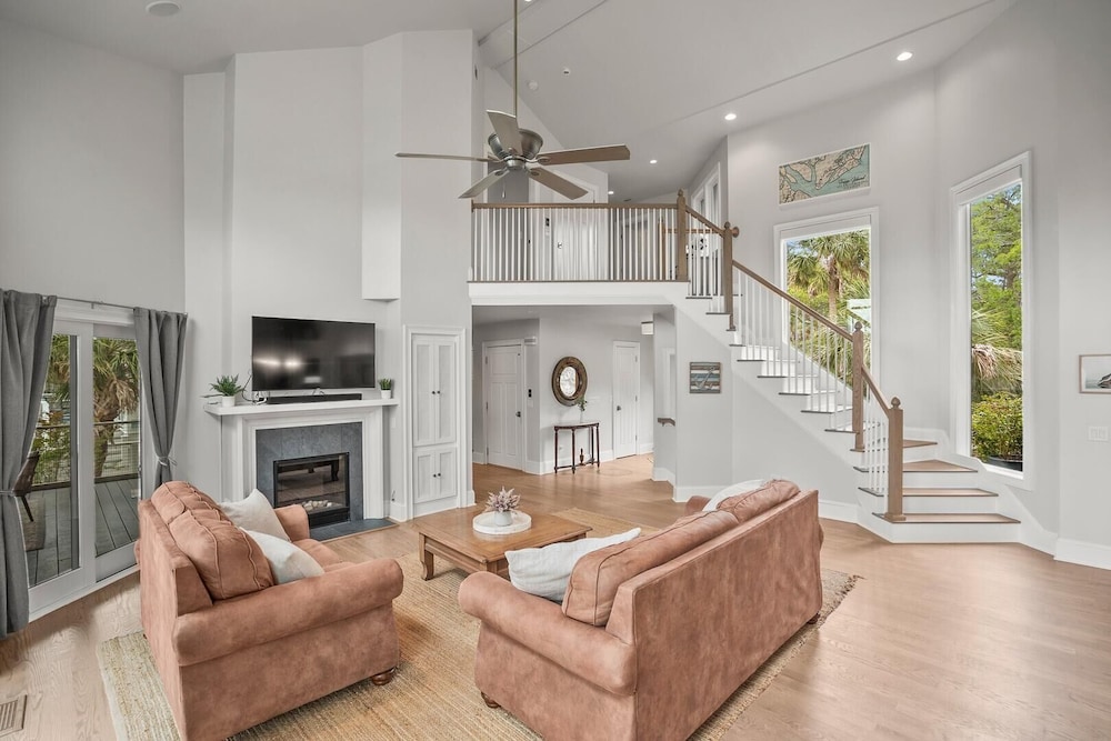 Elegant, Marsh-front 5-bed, 4-bath Home, Sleeps 12