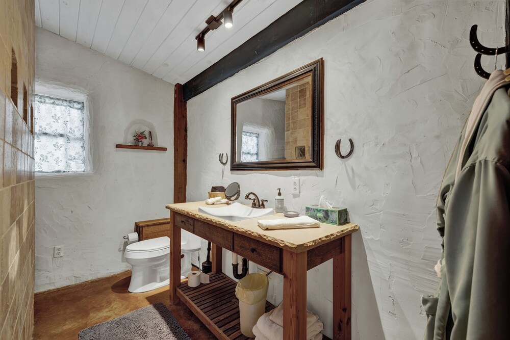 The Willows Retreat - Sleeps 17, Hot-tubs, Close to Main Street!