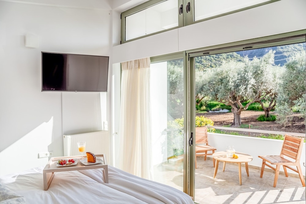 Lefkon Villa With Pool by the Sea - N Peloponnese
