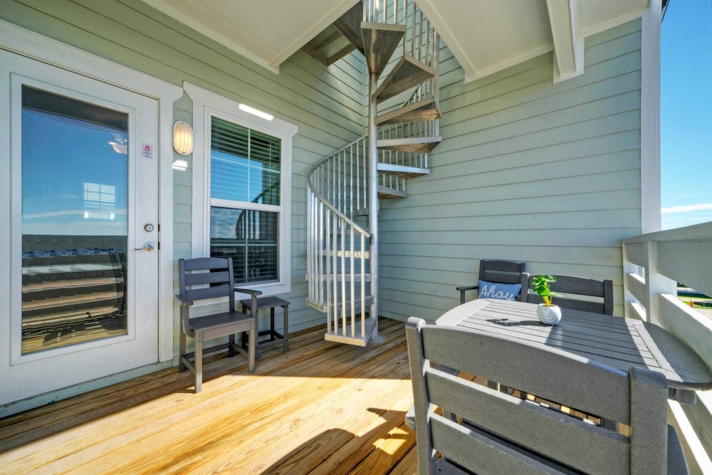 Sleeps 33! 4 Condos, Walk to the Beach, Resort-style Pool, Endless Summer Resort