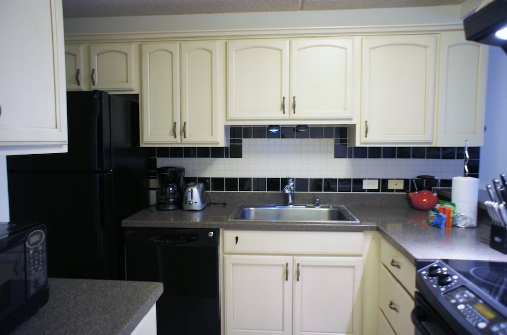 Hawaiian Unit + Walking Distance to Town - AC & Wifi! - Vrkcv