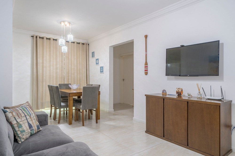 2-bed Apt w/ BBQ - Downtown Bombinhas Caa103