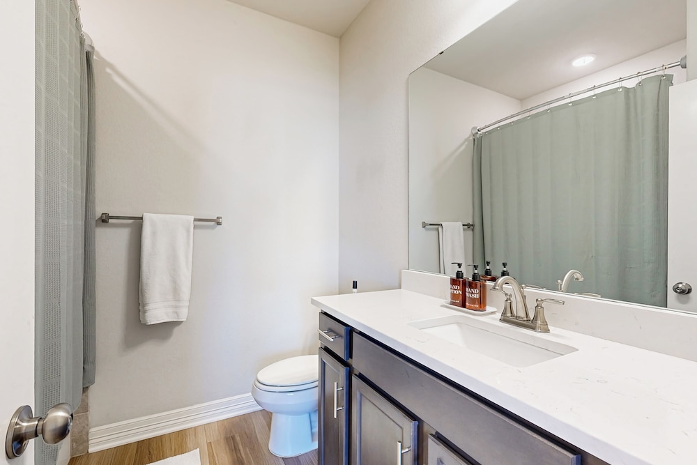 3BR Cozy Home w/ Enclosed Backyard & W/D