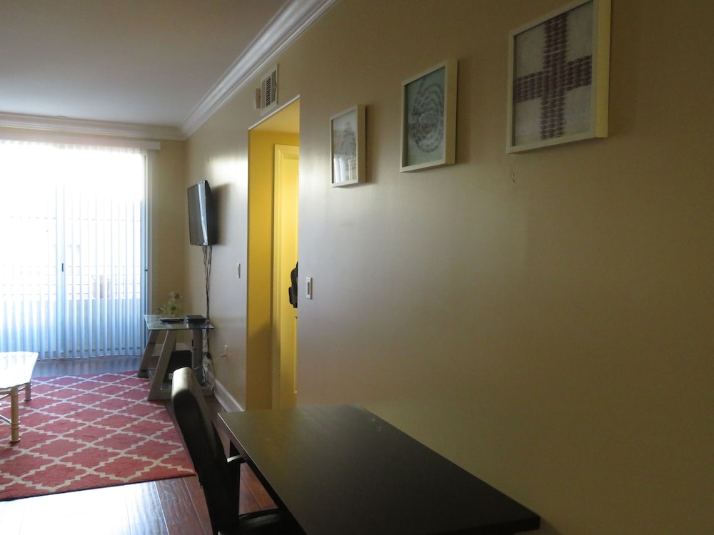 2 Bed 2 Bath in Studio City