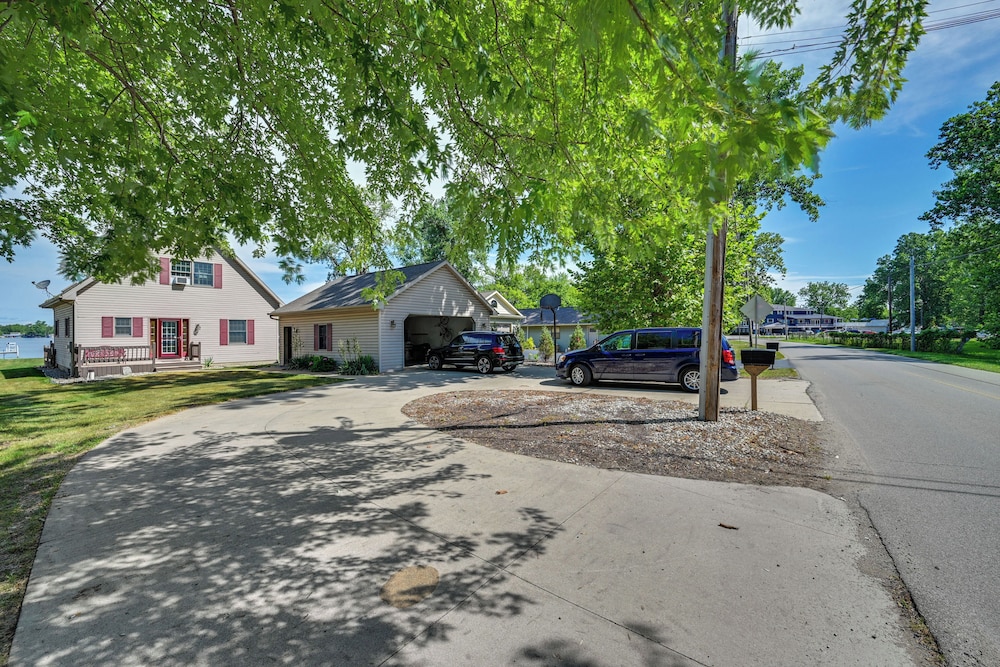 Lakefront Warsaw Home w/ Private Dock + Golf Cart