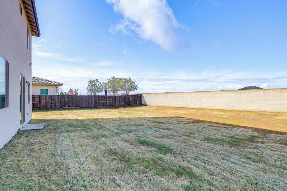4 Mi to Csub Campus: Spacious Home w/ Yard