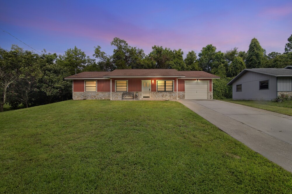 Sunny Retreat - Spacious Yard, Firepit, & Grill 3 Bedroom Home by Redawning view 3