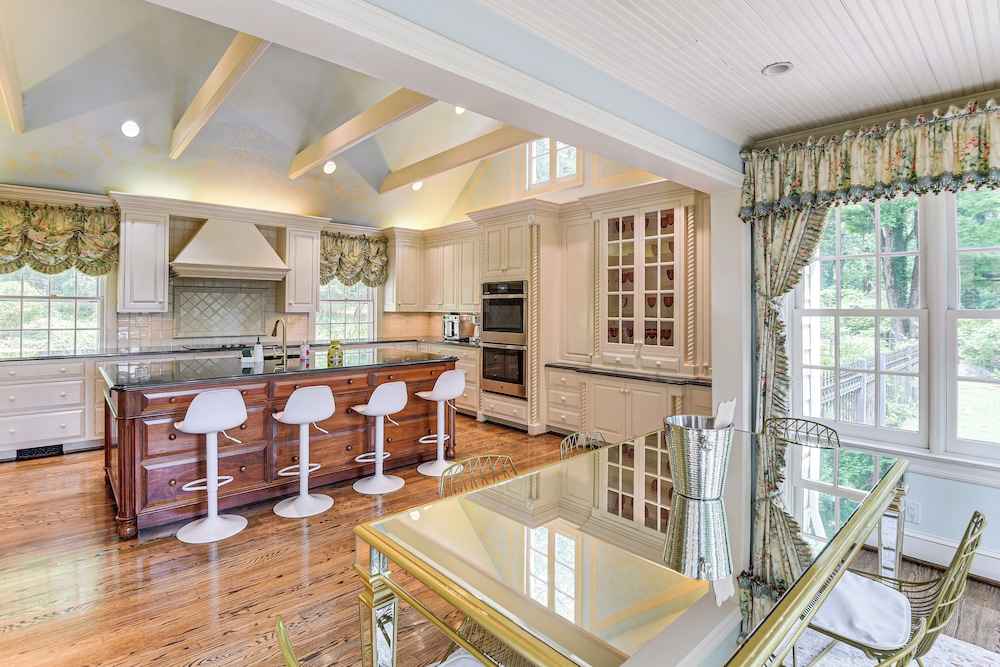 16 Mi to Baltimore: Spacious Home in Owings Mills!