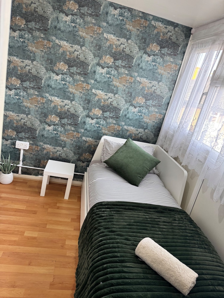 Cozy 4-bed Room Apartments in Birmingham