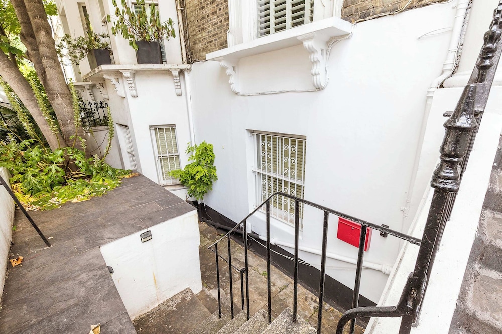 Elegant Two Bedroom Flat in Redcliffe Gardens