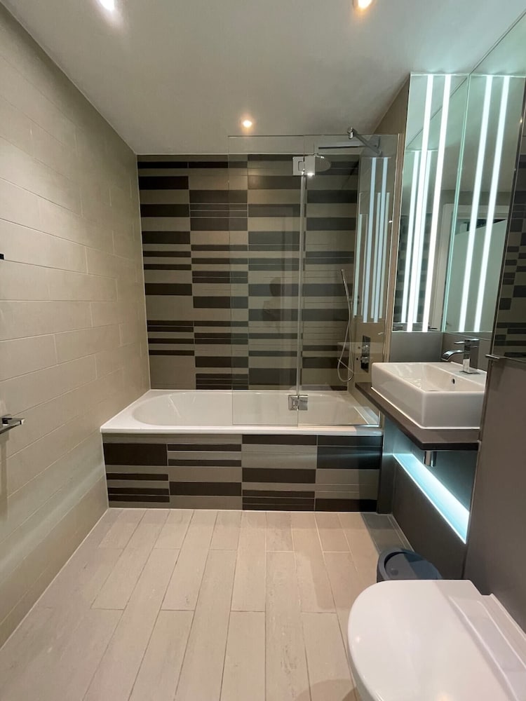 Exquisite 2BD Flat w/ Balcony, Shoreditch!