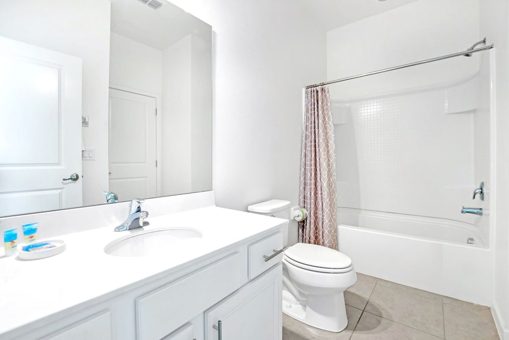 Garden View 6BR Escape With Pool, Hot Tub & Games