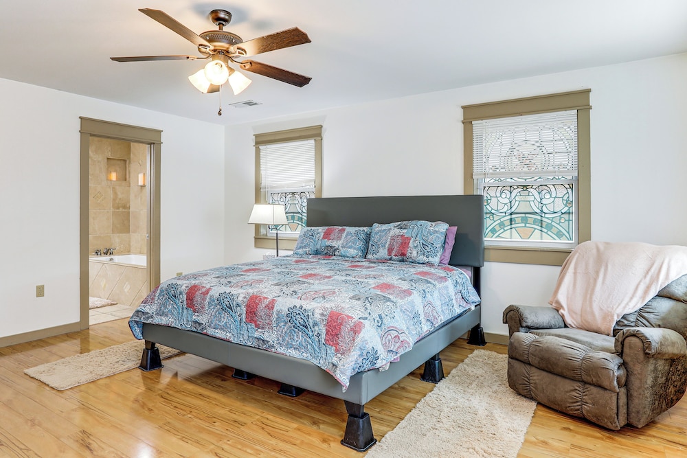 3 Mi to Spring River: Fully Furnished Outdoor Gem!
