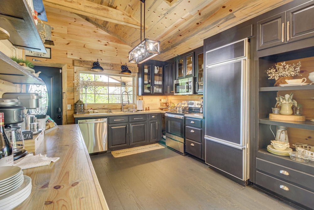 Deck & Yard: 'margy's Farmhouse' in Jasper