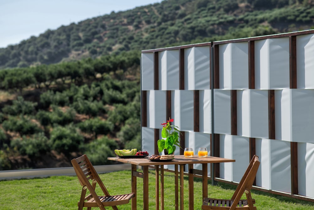 Hotel Chrisanthi Villas - Image 1