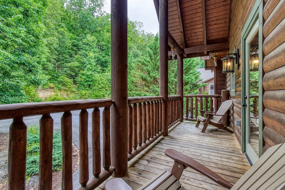 Grand View Lodge Panoramic Views Hot Tubs Game Room Theater Sleeps 56 Guests