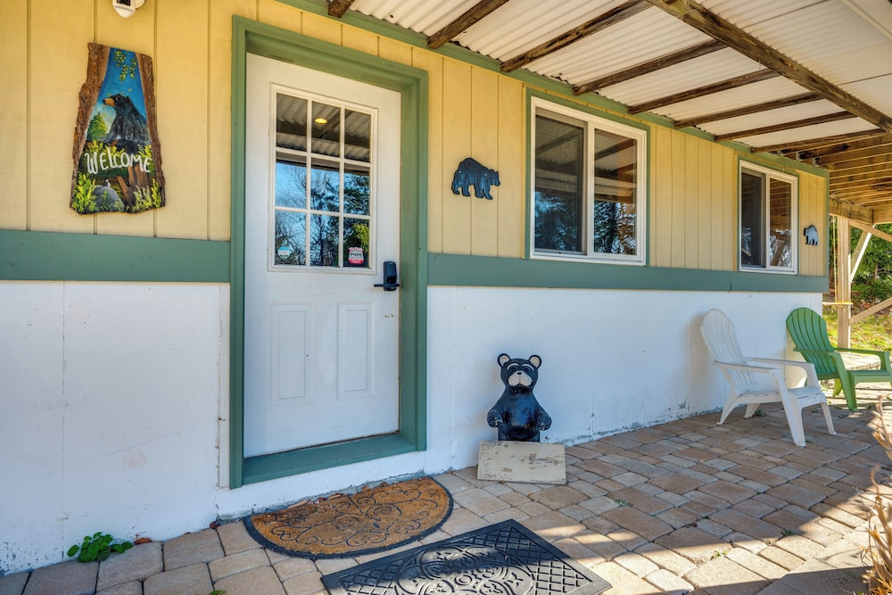 1 Mi to Story Land: Spacious Home w/ Mtn Views!