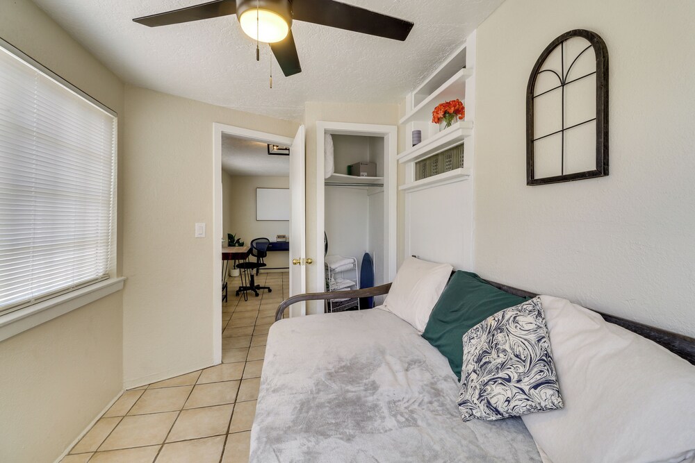 2 Mi to Old Town Abq: East Downtown Triplex Unit