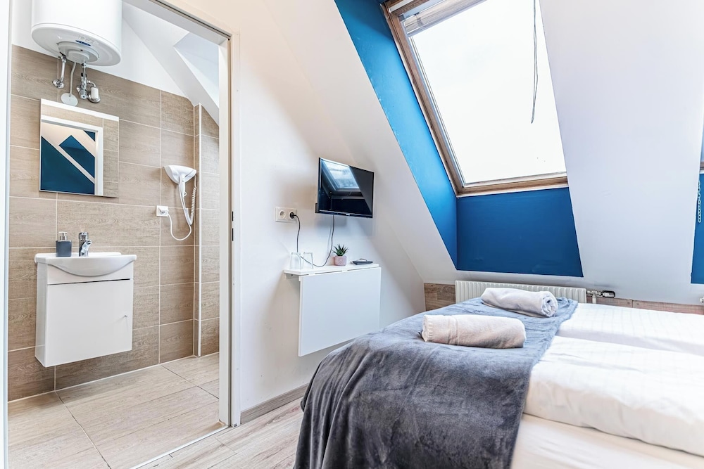 Stunning 12BR Floor For 24 People