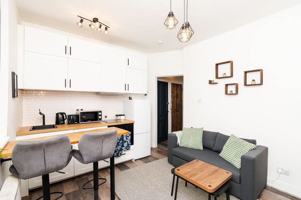 1 Bedroom Apartment-free Parking