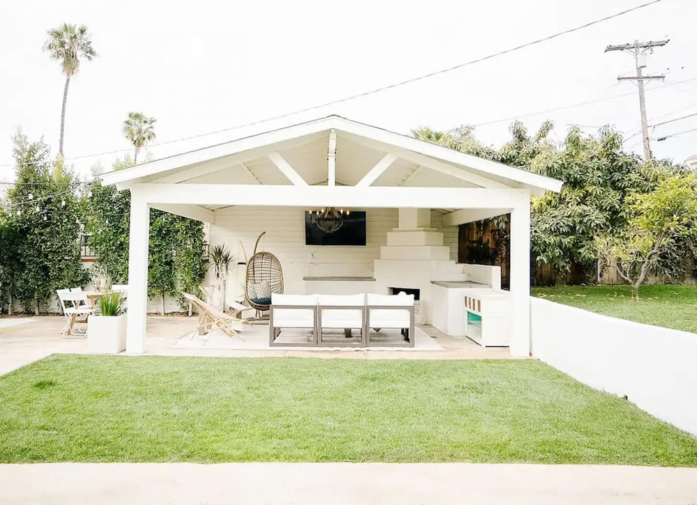Stunning Beach Hideaway w Luxury Outdoor Living