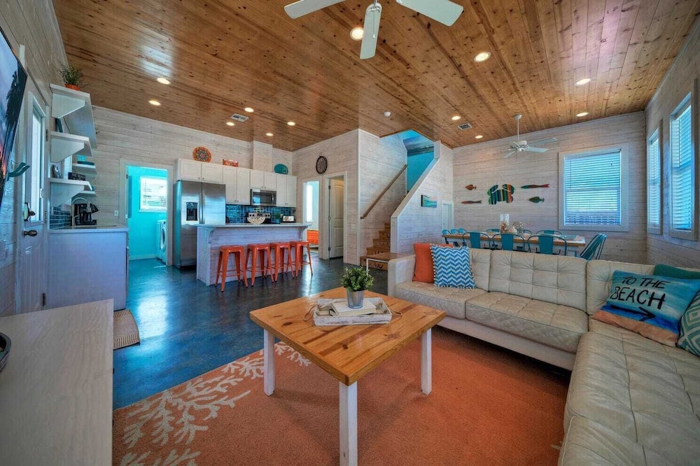 Sleeps 24, 2 Homes 2blocks to the Beach, Pool, Game Room, Patio w/ Outdoor Bar