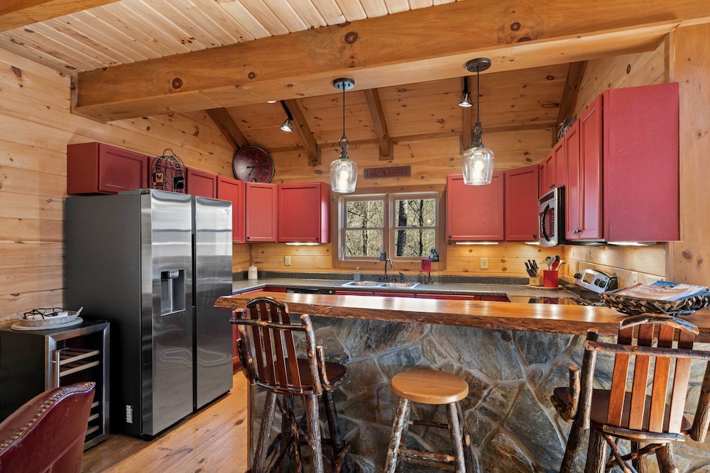 Secluded Blue Ridge Mtn Retreat w/ Indoor Hot Tub view 5