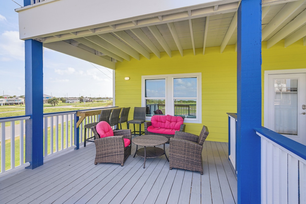 Walk to Beach: Group Getaway in Galveston!