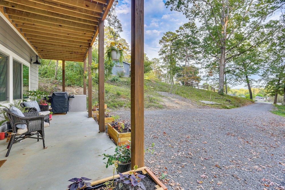 6 Mi to Downtown: Apartment in Chattanooga!