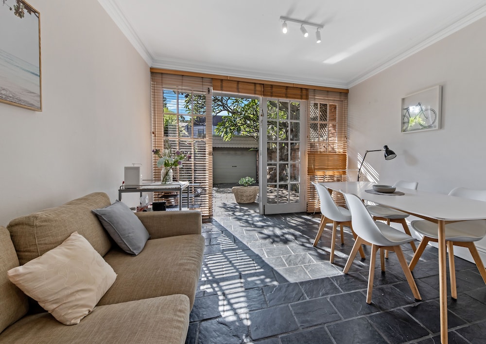 Kozyguru | Glebe | Cozy 2 Bedroom Terrace House