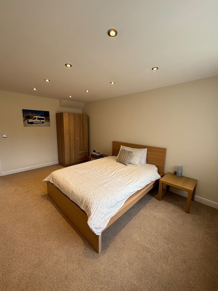 12 Guests - Hot Tub - Free Parking in Huddersfield