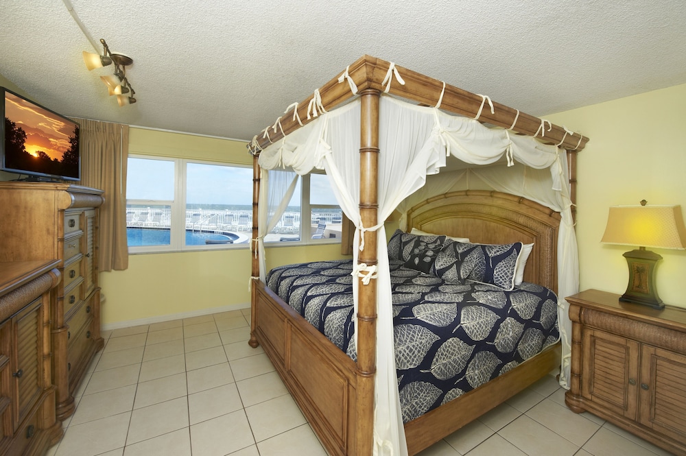 Paradise Beach Club by Happy Palm Stays