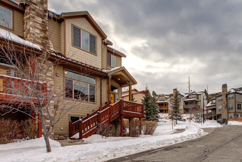 Luge Lane 5 Bedroom Townhouse by RedAwning view 4