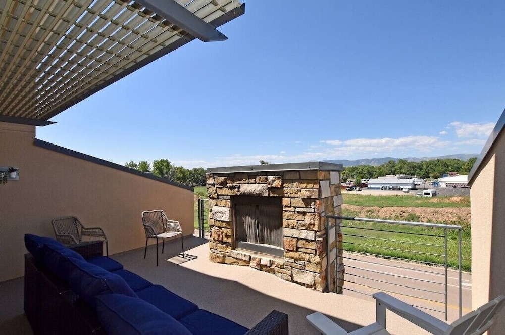 Elegant Mountain Haven - King Bed & Fireplaces