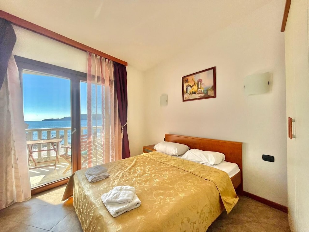 Seaview Apartments Rafailovici view 5