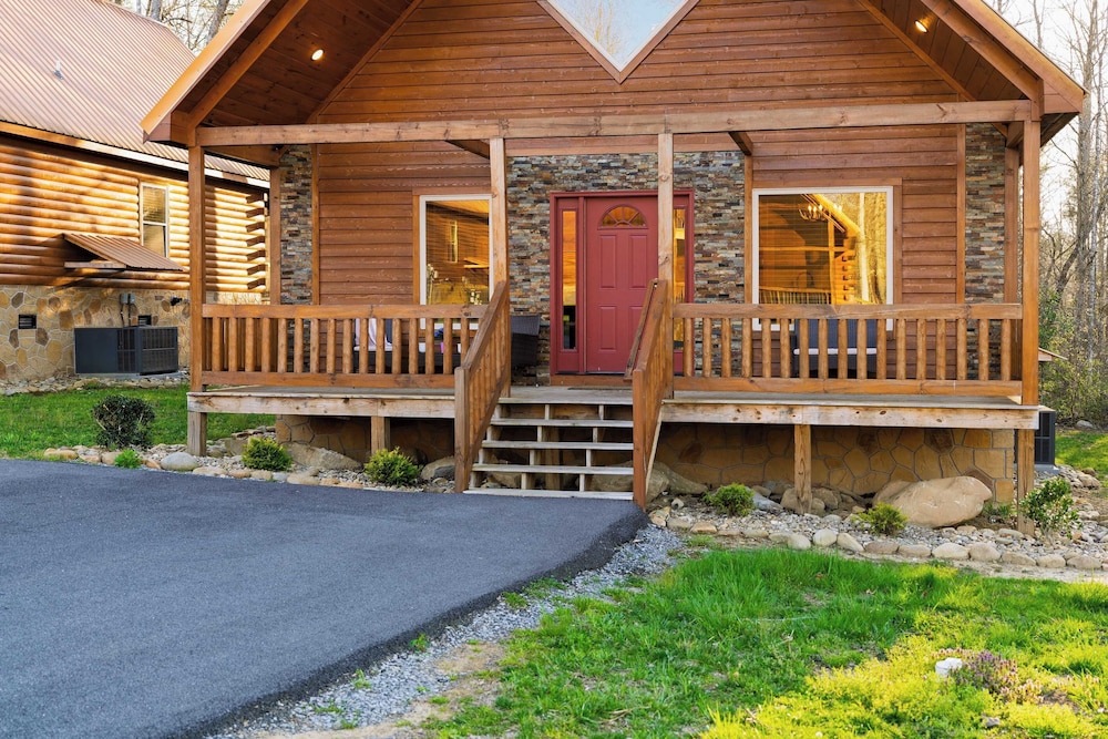 Hot Tub + Foosball Access to Pool, Tennis, Gym Chill'n in the Smokies