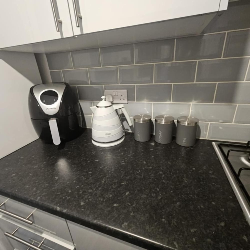 Charming Newcastle Home With Garden, Perfect for Families & Contractors