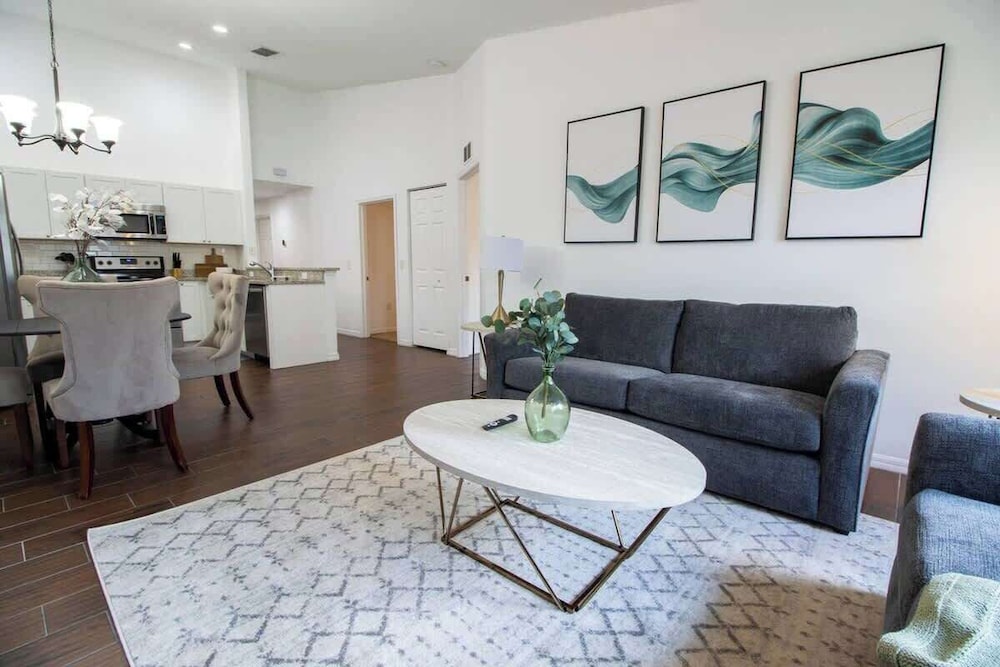 Entire Modern Home in Dade City