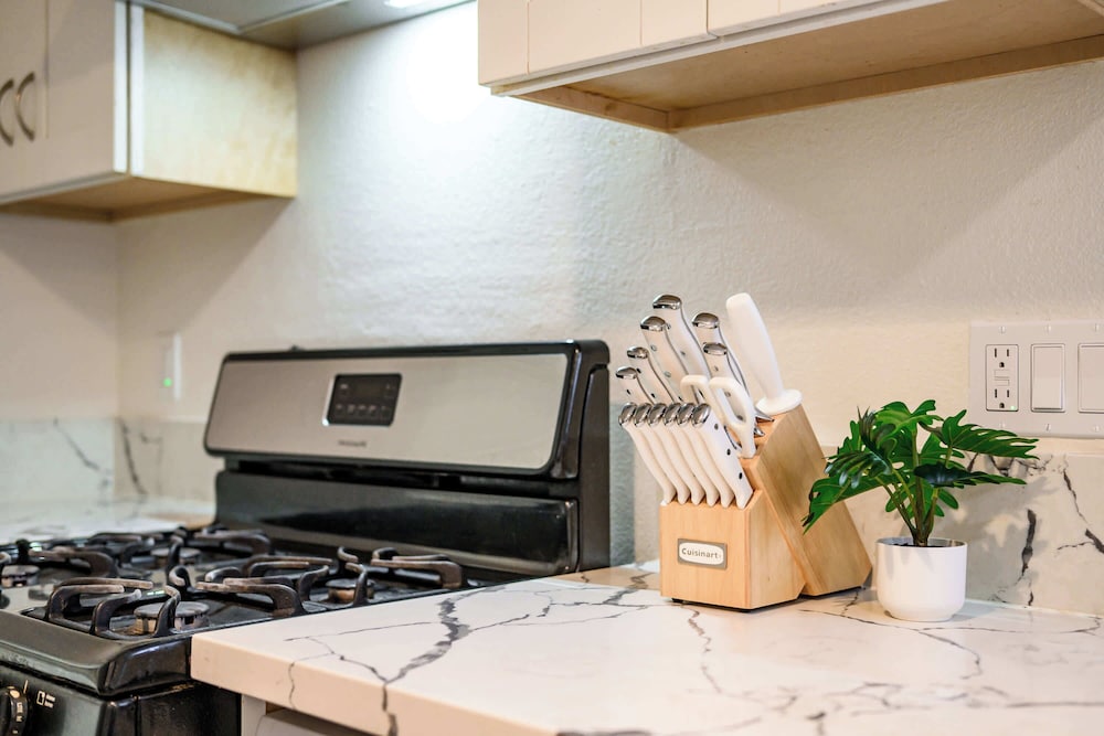 Modern Glendora Retreat Family Getaway Near Cal Poly & Mt. SAC