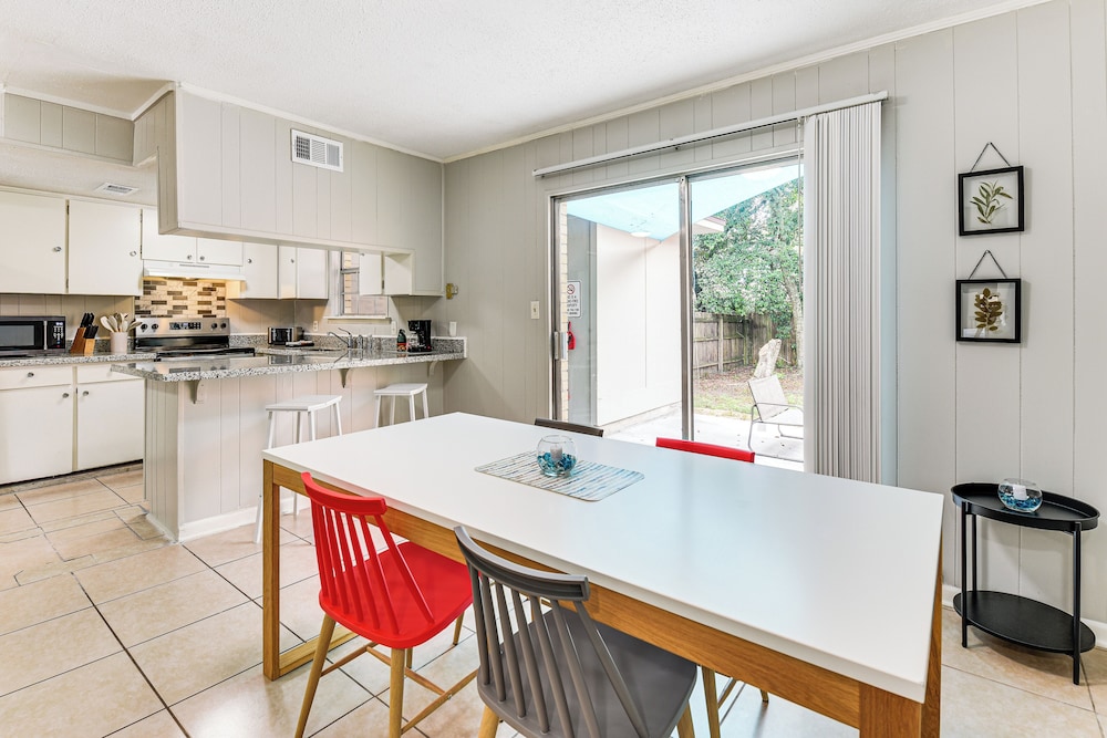 2 Mi to Garniers Beach Park: Pet-friendly FWB Home