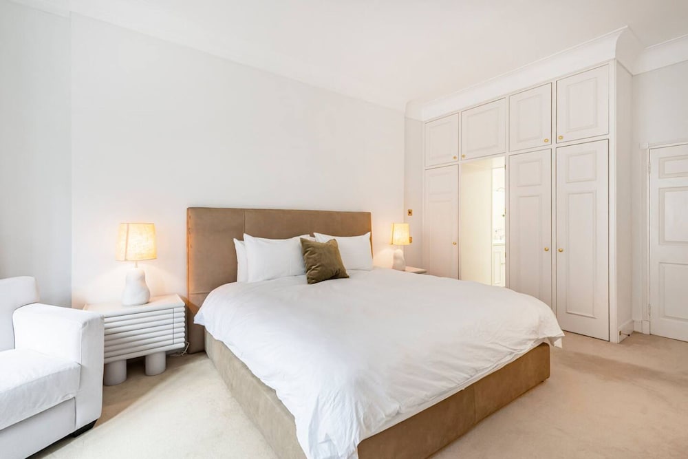 Luxury 3BR Mayfair Apartment Near Green Park