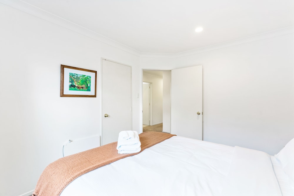 Central City 3BR Paradise- Sky- Netflix view 3