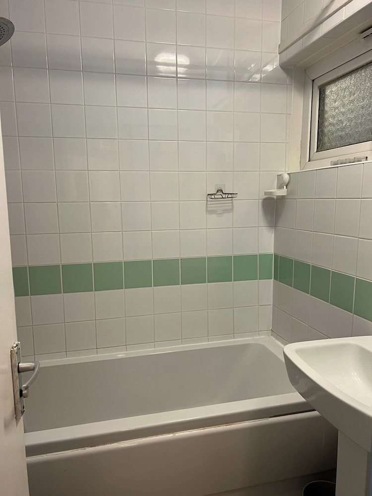 Flat-sleep2bathtub-netflix-heart of London-balcony
