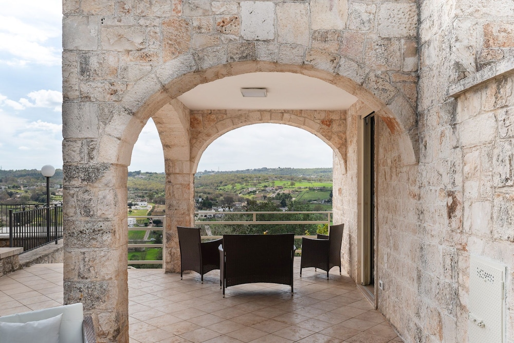 Villa L'Arco in Col with jacuzzi tub view 3