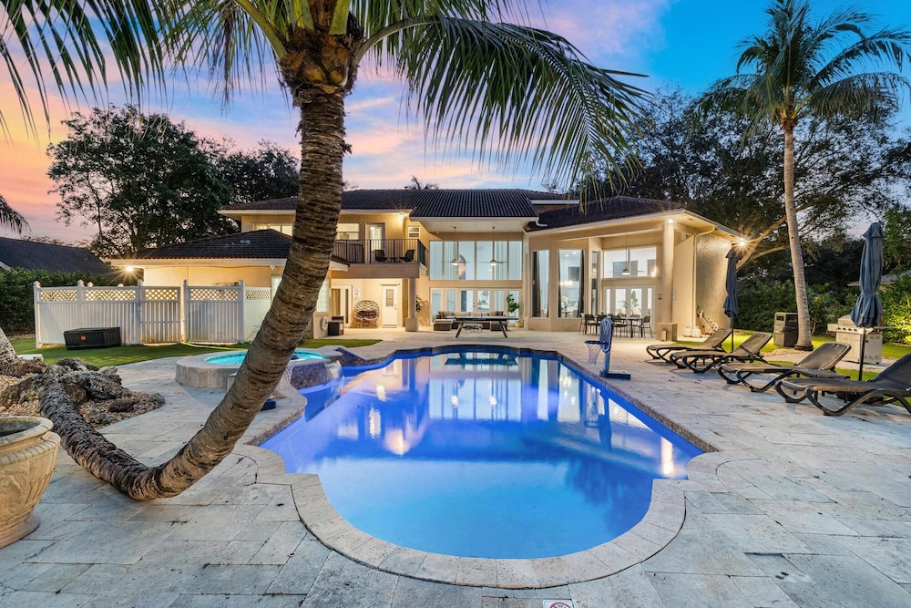 Luxurious 7-Bedroom Villa with Pool & Games