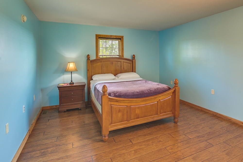 Idyllic Beattyville Cabin Rental w/ Stunning Views view 3