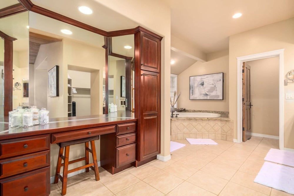Amberwood Estate w 5 Showers Spa Mtn Views