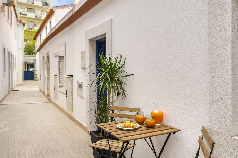 Urban Escape: 1-Br W/Mezzanine Near Campo Ourique