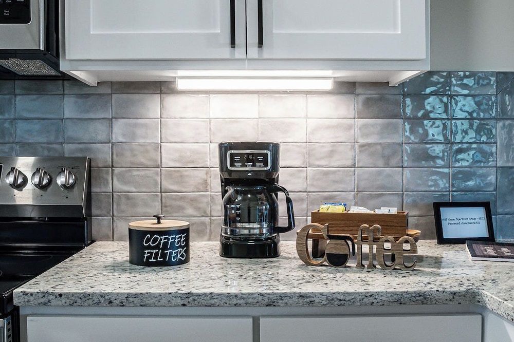 Pet Friendly W/hot-tub-six Minutes to Downtown!